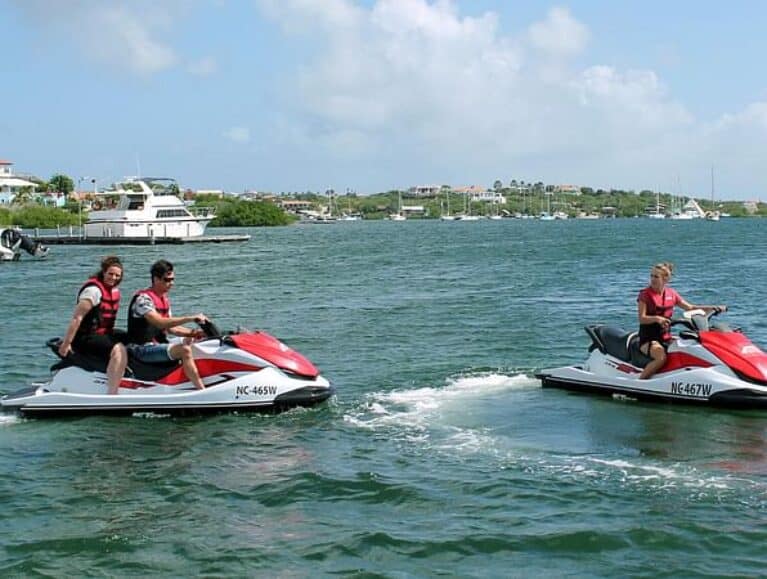 Curaçao staat bekend om zijn prachtige stranden, bruisende onderwaterleven en spannende watersporten.
Als je op zoek bent naar een onvergetelijke ervaring op het eiland, zoek dan niet verder dan het Jet Ski avontuur langs de oostkust van Curaçao.
Op CuracaoTodo.com bieden we de meest uitgebreide informatie voor toeristen, zodat je het meeste uit je bezoek aan dit Caribische paradijs kunt halen.
Laten we in de details duiken van deze spannende excursie.