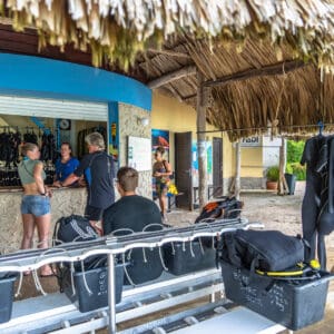 Wetsuit huren bij Go West Diving op Curaçao