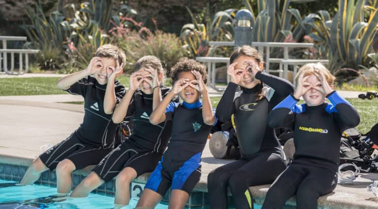 Bubblemaker: A Fun Scuba Experience for Kids in Curaçao Introduction Looking for an unforgettable experience for your kids during your trip to Curaçao? The Bubblemaker program offers a unique opportunity for children to experience the magic of scuba diving in a safe and controlled environment. Hosted by PADI professionals, this activity is perfect for young adventurers aged 8 and above. For the most comprehensive and up-to-date information about activities and tours in Curaçao, visit CuracaoTodo.com.